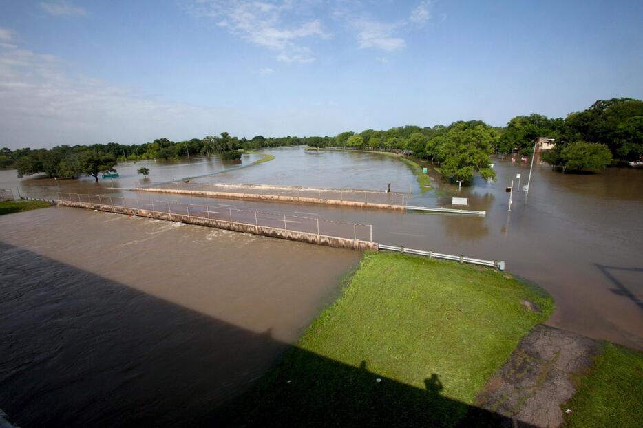 氾濫した川の濁流が道路も川に変える＝2015年5月26日（写真：ロイター/アフロ）