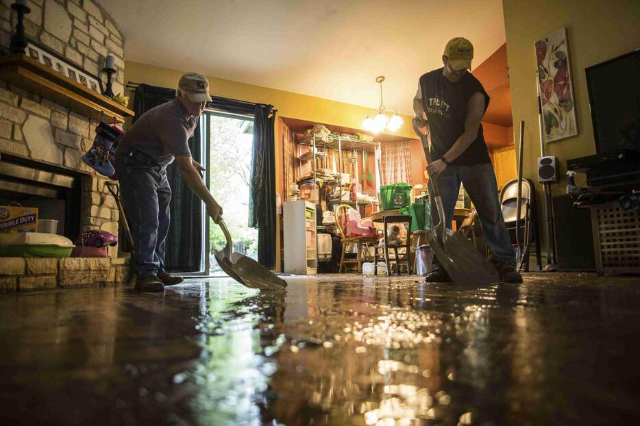 被害にあった家の片付けをするボランティアスタッフ＝2015年5月26日（写真：ロイター/アフロ）