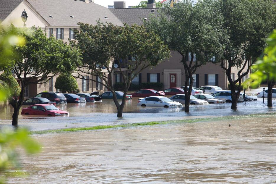 住宅の前で水没した多くの車両＝2015年5月26日（写真：ロイター/アフロ）