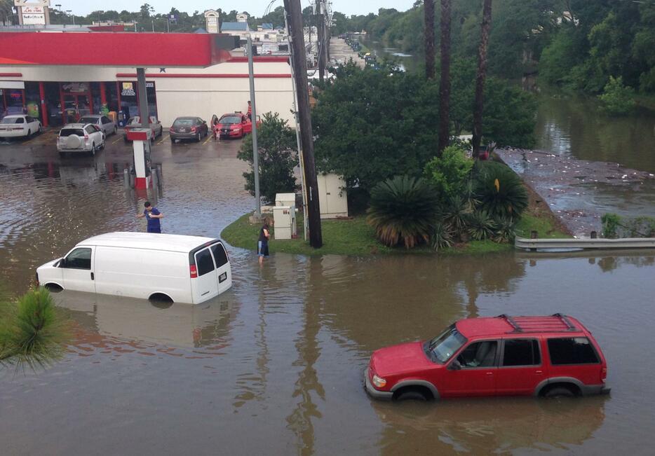 洪水によって立ち往生する車＝2015年5月26日（写真：ロイター/アフロ）