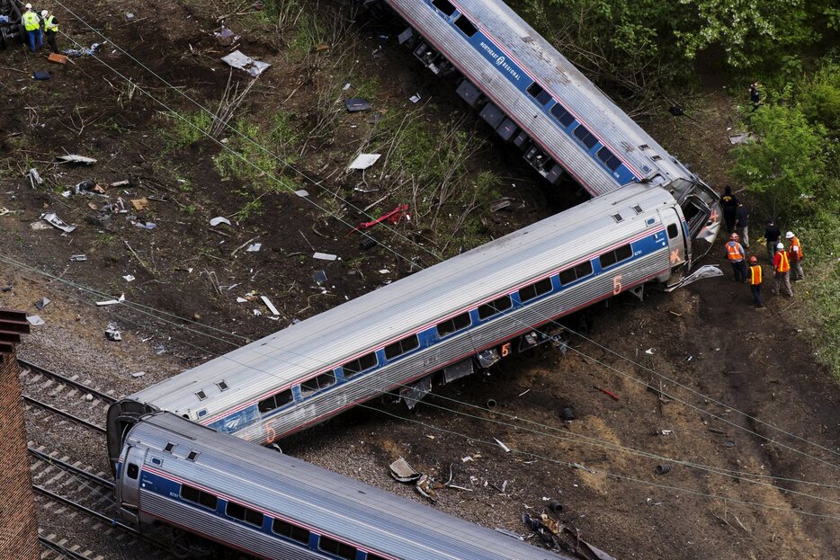 線路から外れ横転した列車＝2015年5月13日（写真：ロイター/アフロ）