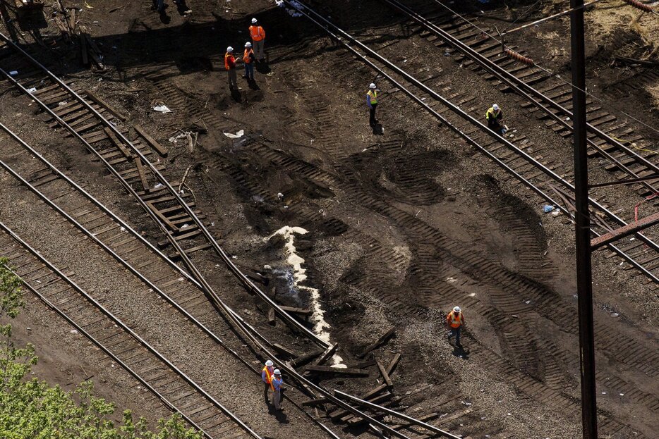 脱線の影響で破壊されたレール＝2015年5月13日（写真：ロイター/アフロ）