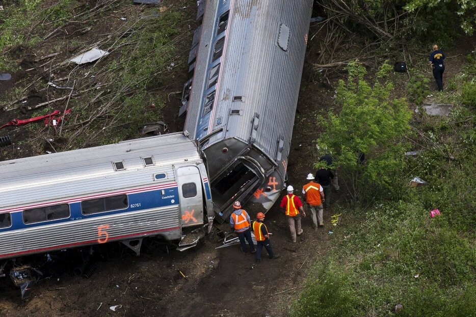 列車を調査する関係者＝2015年5月13日（写真：ロイター/アフロ）