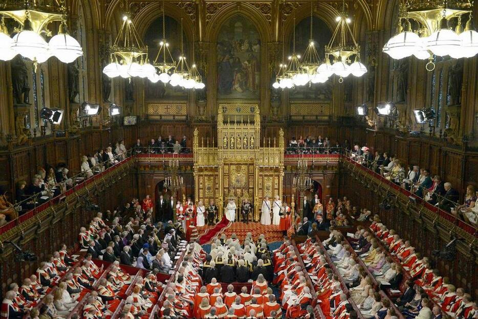 [写真]二大政党制の模範とされてきたイギリス議会。写真はエリザベス女王が出席した開会式（代表撮影/ロイター/アフロ）
