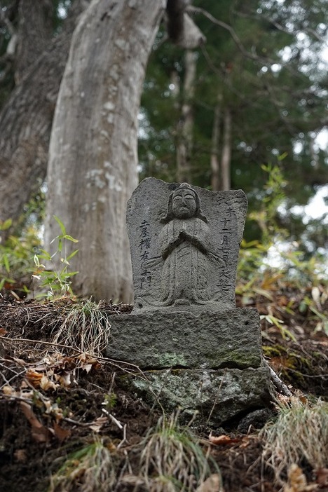 [写真]旧道の峠に立つ仏さま