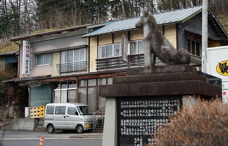 [写真]『犬の恩返し～犬塚峠』は、イヌゾー前の酒屋さんPB商品として扱っていたのだが……