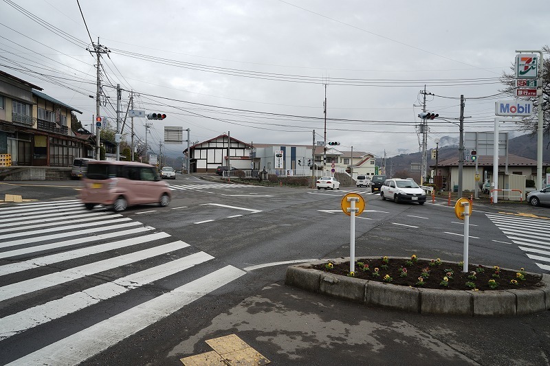 [写真]かつて犬塚峠と言わた現在の大津交差点。正面奥に「犬塚」があった。今はそこに犬の像＝イヌゾーがある