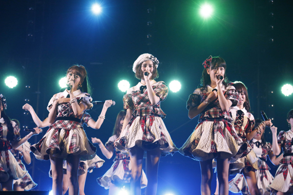 【画像】新曲の出荷枚数がグループ史上最多の300万枚に達した「AKB48」