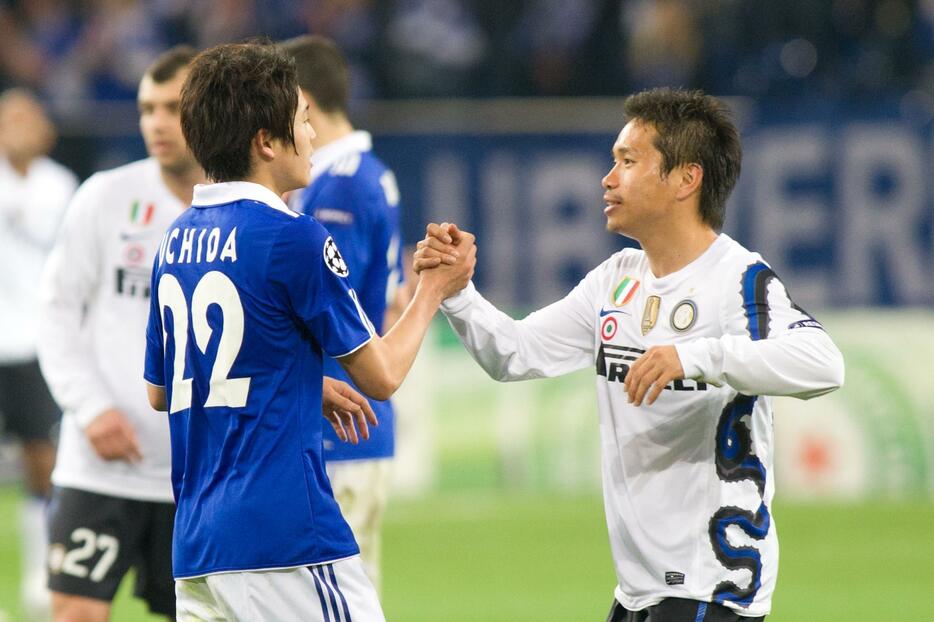 UEFAチャンピオンズリーグ 準々決勝で長友と握手する内田＝2011年4月13日（写真：Enrico Calderoni/アフロスポーツ）