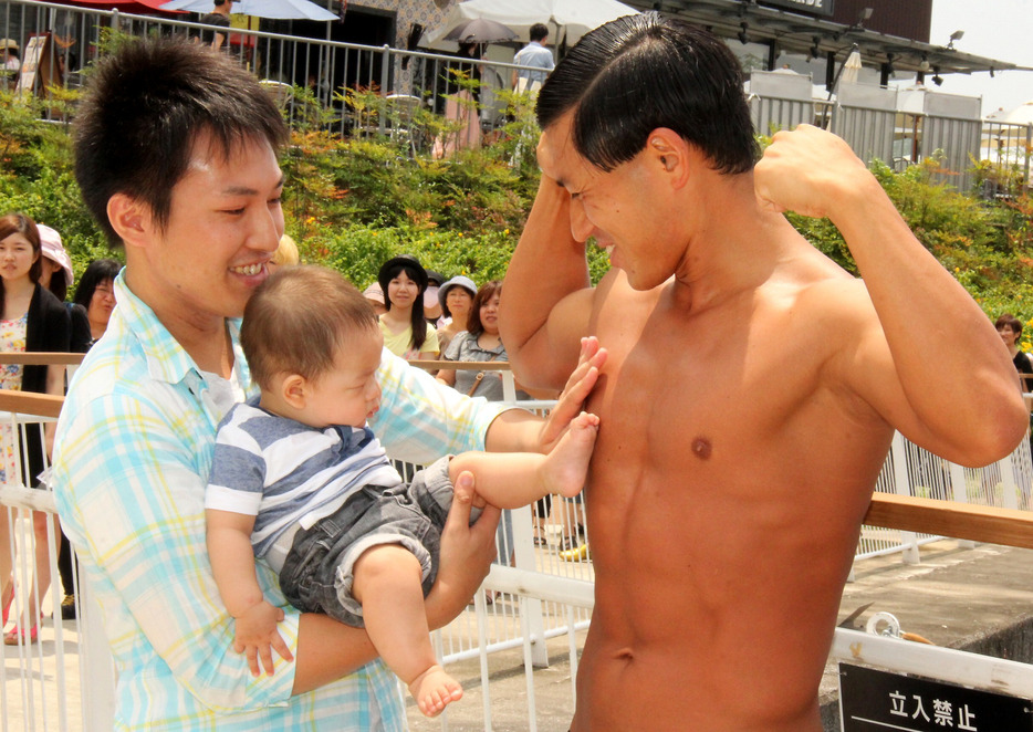 ファンに筋肉を触らせるサービス精神＝2014年7月21日（写真：まんたんウェブ/アフロ）