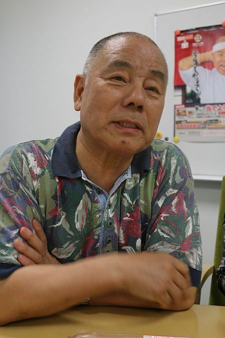 [写真]71歳になった桑原征平アナウンサー。「100歳までしゃべるで」と意気込みを語る=14日午後、ABC朝日放送で