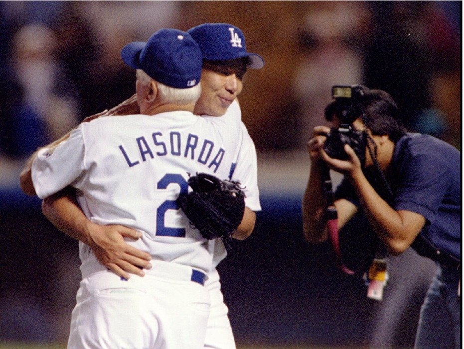 ドジャースのラソーダ監督と抱き合う野茂＝1996年4月14日（写真：ロイター/アフロ）