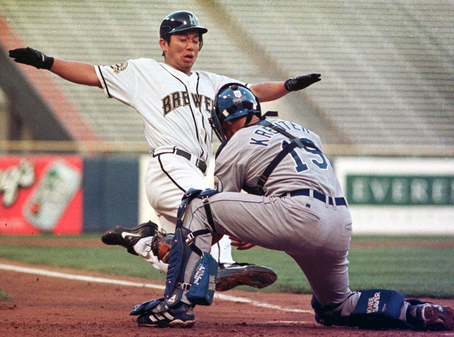 ブリュワーズ時代。本塁に滑りこむ野茂＝1999年7月18日（写真：ロイター/アフロ）