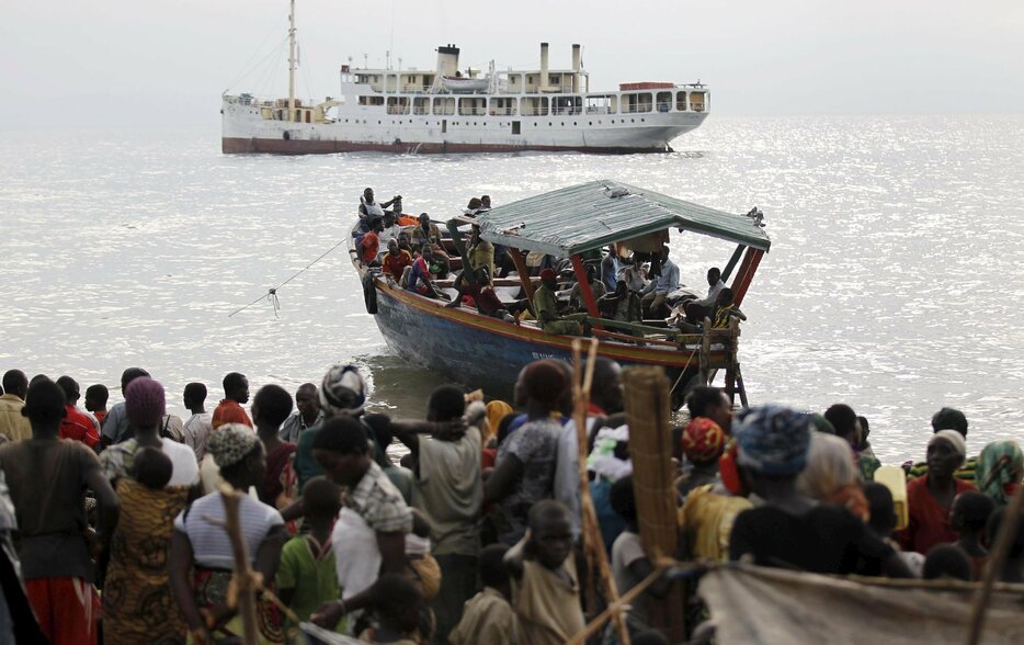 隣国のタンザニアへ避難する住民＝2015年5月18日（写真：ロイター/アフロ）