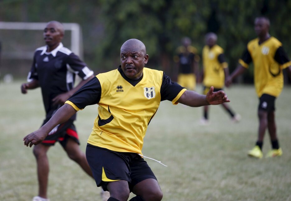 サッカーで汗を流すブルンジ大統領＝2015年5月20日（写真：ロイター/アフロ）