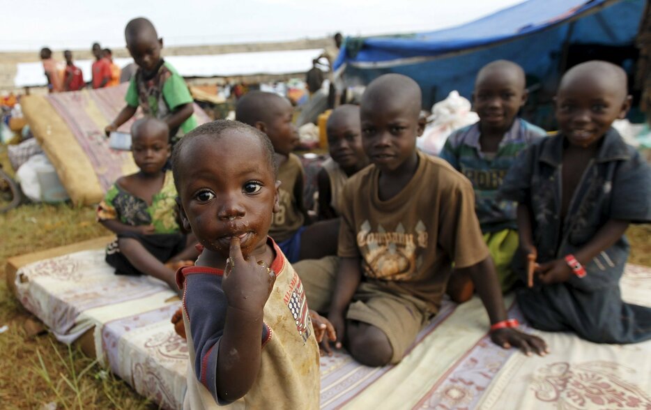 隣国への避難を待つ子ども達＝2015年5月18日（写真：ロイター/アフロ）