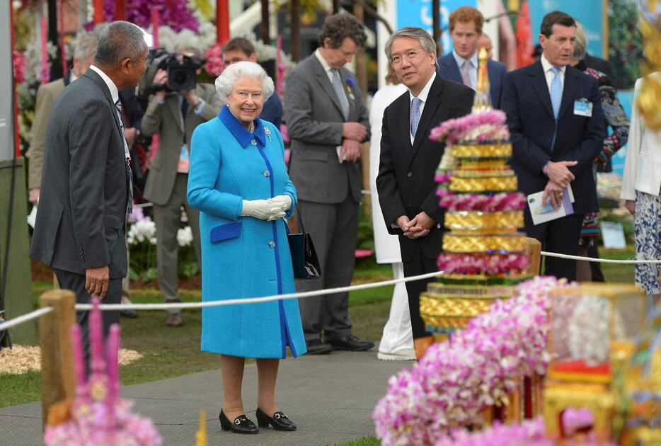 飾り付けられた花を鑑賞するエリザベス女王＝2015年5月18日（写真：代表撮影/ロイター/アフロ）