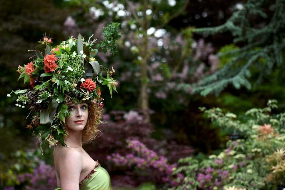 花のヘッドドレスをつけたモデル＝2015年5月18日（写真：ロイター/アフロ）