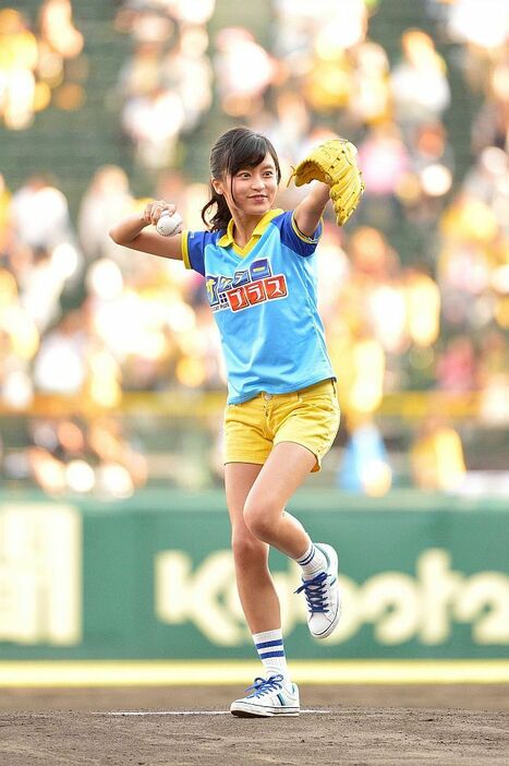 [写真]大観衆の前でノーバン投球を見せた小島瑠璃子=21日午後、阪神甲子園球場で（MBS毎日放送提供）