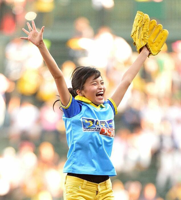 [写真]ノーバウンドに飛び上がって喜ぶ小島瑠璃子=21日午後、阪神甲子園球場で（MBS毎日放送提供）