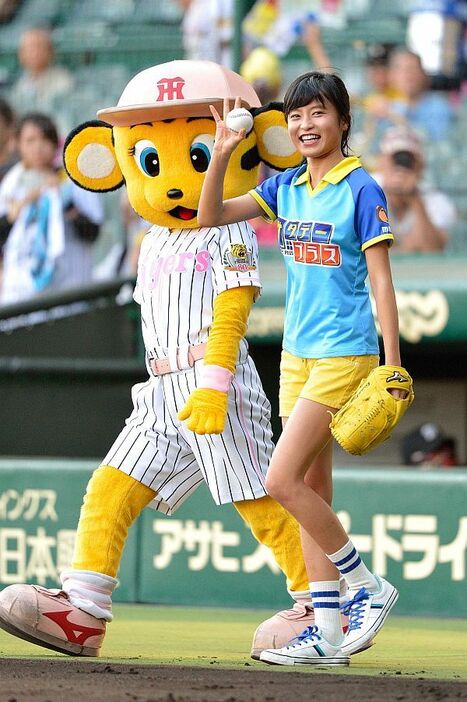 [写真]ファーストピッチ登板でマウンドへ向かう小島瑠璃子=21日午後、阪神甲子園球場で（MBS毎日放送提供）