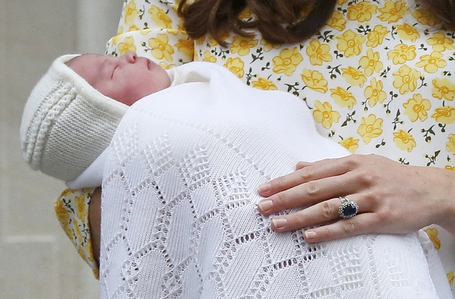 体重は3714グラム。王位継承順位は、兄のジョージ王子（1）に続く4位＝2015年5月2日（写真：ロイター/アフロ）