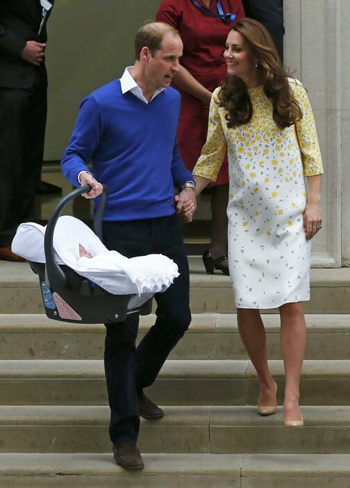 手をつなぎ、病院の階段を降りるウィリアム王子・キャサリン妃夫妻＝2015年5月2日（写真：ロイター/アフロ）