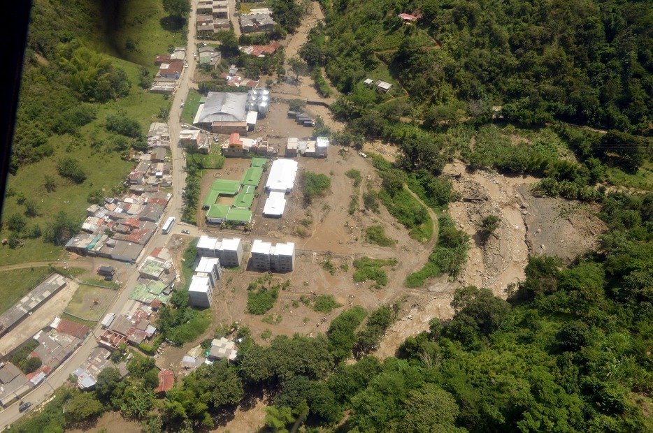土砂に埋もれた町＝2015年5月18日（提供：Colombian Presidency/ロイター/アフロ）