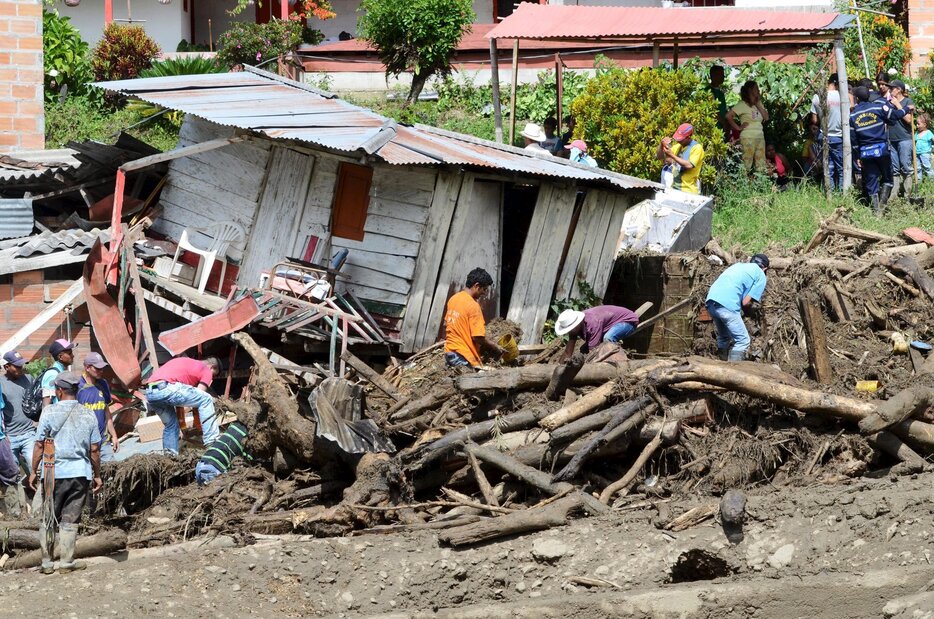 土砂を片付ける住民＝2015年5月18日（写真：ロイター/アフロ）