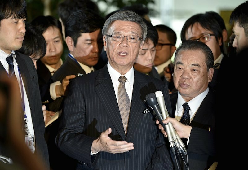 ［写真］先月17日、安倍首相と翁長知事は、基地移設問題で初の会談を行った（代表撮影/ロイター/アフロ）