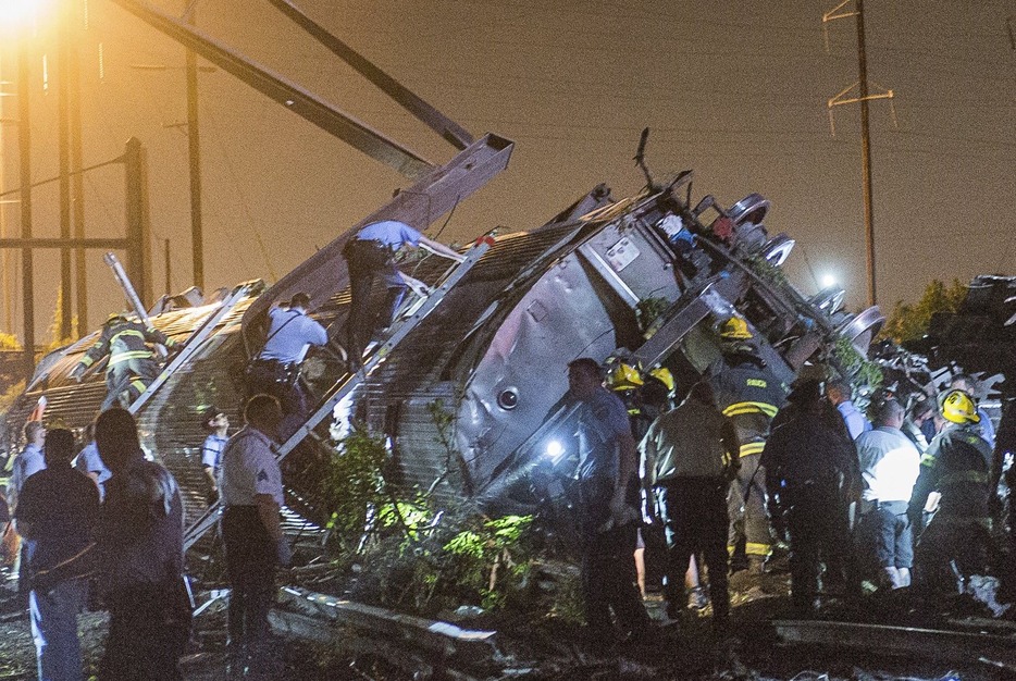 つぶれた列車から乗客を探す警官＝2015年5月12日（写真：ロイター/アフロ）