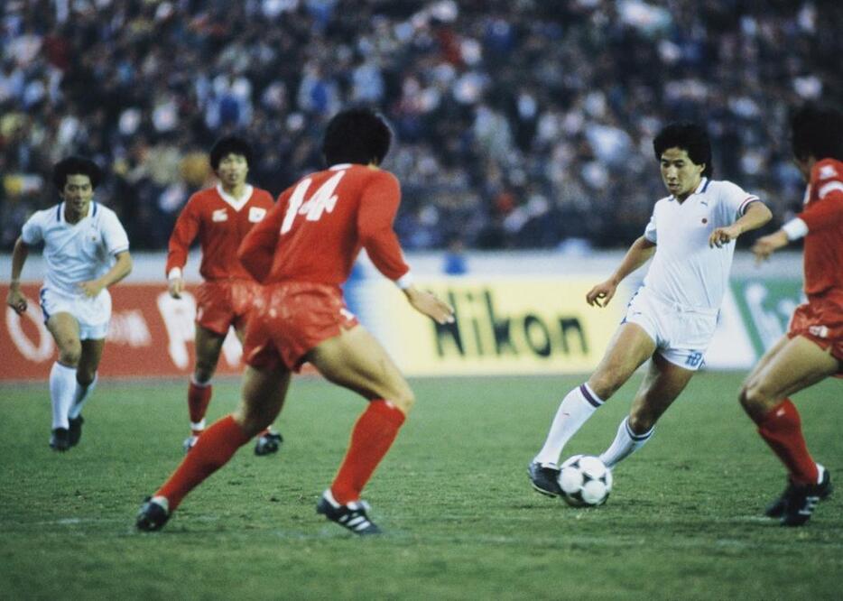 [写真]1985年10月、W杯メキシコ大会アジア最終予選の韓国戦で木村和司氏（白いユニホームの10番）が決めたFKはいまも伝説として語り継がれている（山田真市/アフロ）