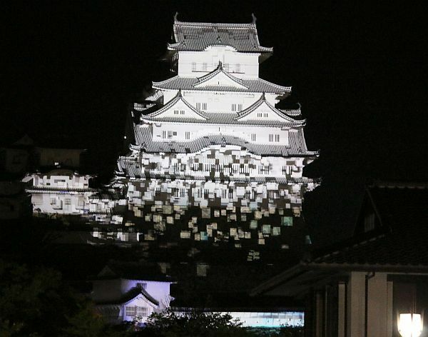 [写真]まるで姫路城が崩れていくように映る＝4日午後8時ごろ、兵庫県姫路市で