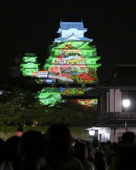 [写真]地元の小学生の絵も映し出されていた＝4日午後8時ごろ、兵庫県姫路市で