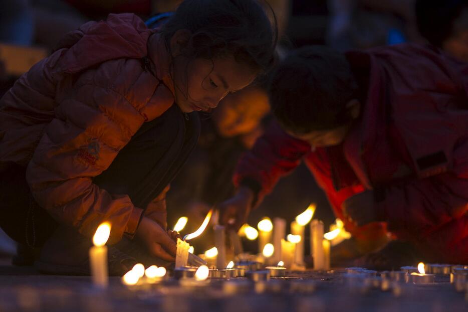 キャンドルをともす子ども達＝2015年5月7日（写真：ロイター/アフロ）