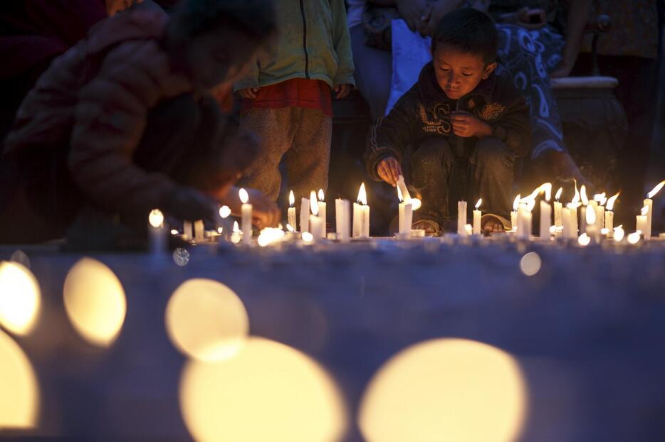 被災地に揺れる鎮魂の光＝2015年5月7日（写真：ロイター/アフロ）