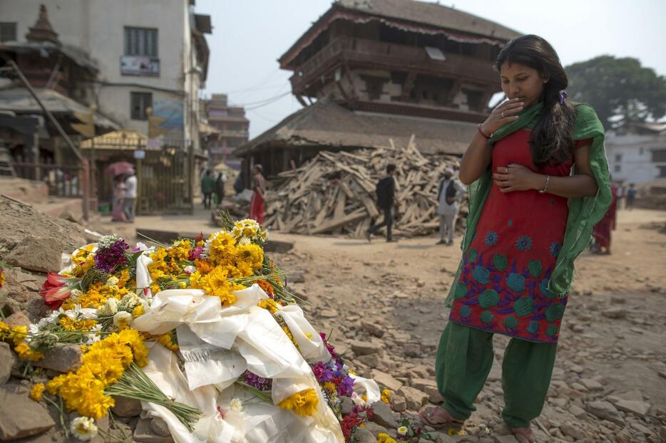 世界遺産・ダルバール広場に捧げられた花＝＝2015年5月7日（写真：ロイター/アフロ）