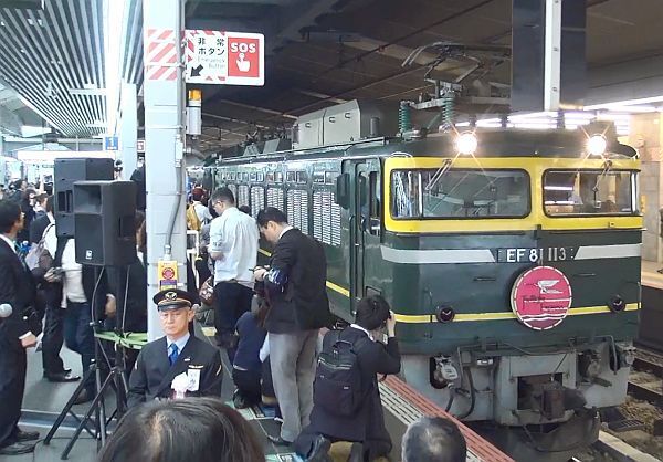 [写真]大阪駅に入線するトワイライトエクスプレス=16日午前9時半ごろ、大阪市北区で