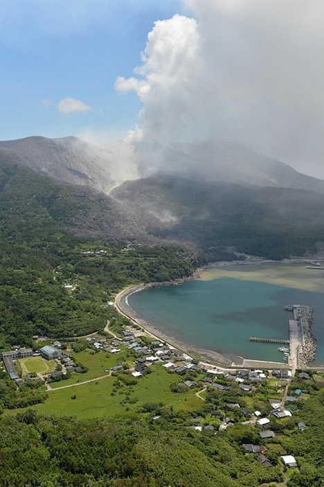 噴煙を上げる新岳＝2015年5月29日（写真：毎日新聞/アフロ）