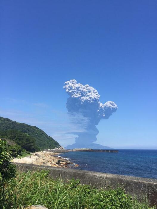 口永良部島が爆発的噴火＝2015年5月29日（写真：TAKUYABLUEWHALE/Storyful/アフロ）