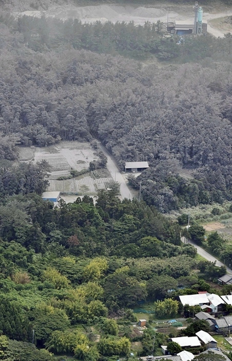 火山灰をかぶって灰色となった山林や畑＝2015年5月29日（写真：毎日新聞/アフロ）