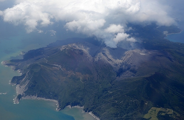 爆発的な噴火があった口永良部島＝2015年5月29日（写真：毎日新聞/アフロ）