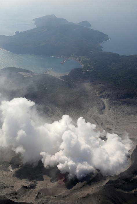 爆発的な噴火があった口永良部島＝2015年5月29日（写真：毎日新聞/アフロ）