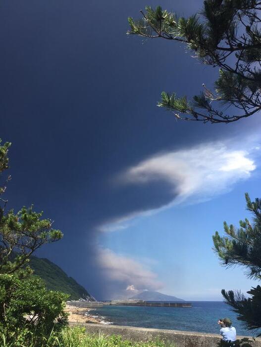 口永良部島が爆発的噴火＝2015年5月29日（写真：TAKUYABLUEWHALE/Storyful/アフロ）