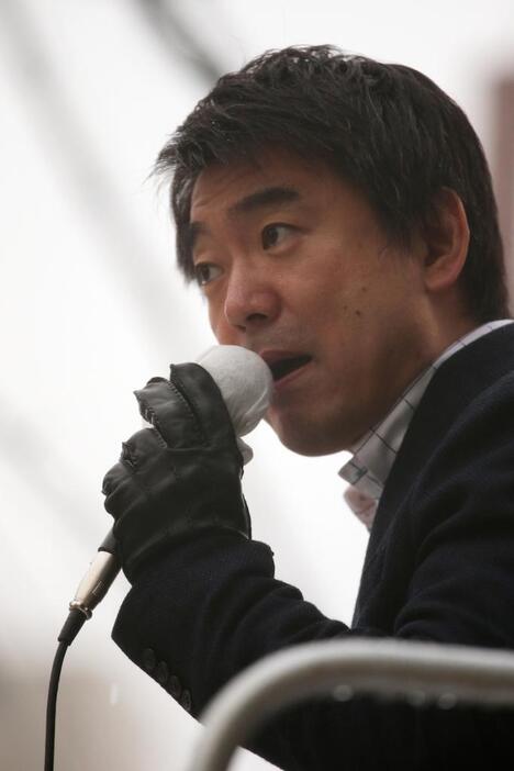 ［写真］街頭で都構想について演説する橋下氏。（森田直樹/アフロ）