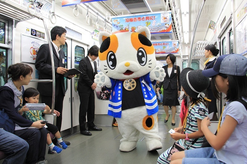 [写真]特別列車は、ゆるキャラも一緒に乗車し楽しい雰囲気に