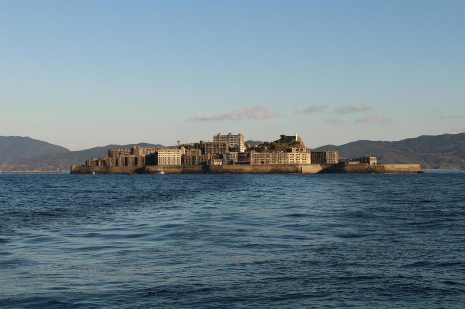 「軍艦島」（戦艦島）として知られている端島＝2013年12月12日（写真：中尾 由里子/アフロ）