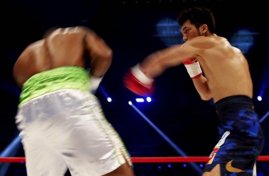 左を返す村田諒太＝＝2015年5月1日（写真：ロイター/アフロ）