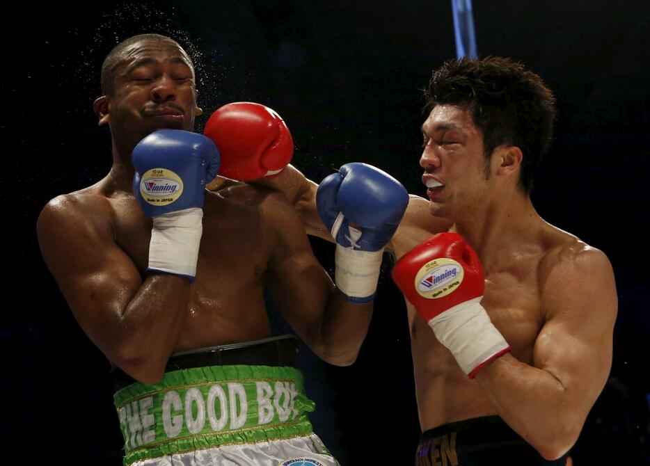強烈な右で相手のあごを捉える村田諒太（WBC7位）＝2015年5月1日（写真：ロイター/アフロ）