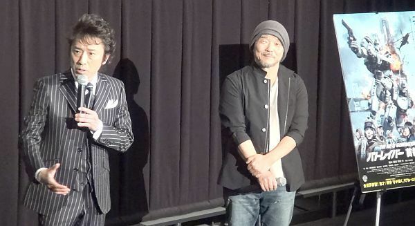 [写真]気合い十分の筧利夫（左）と押井守監督＝2日午後2時すぎ、大阪市北区で